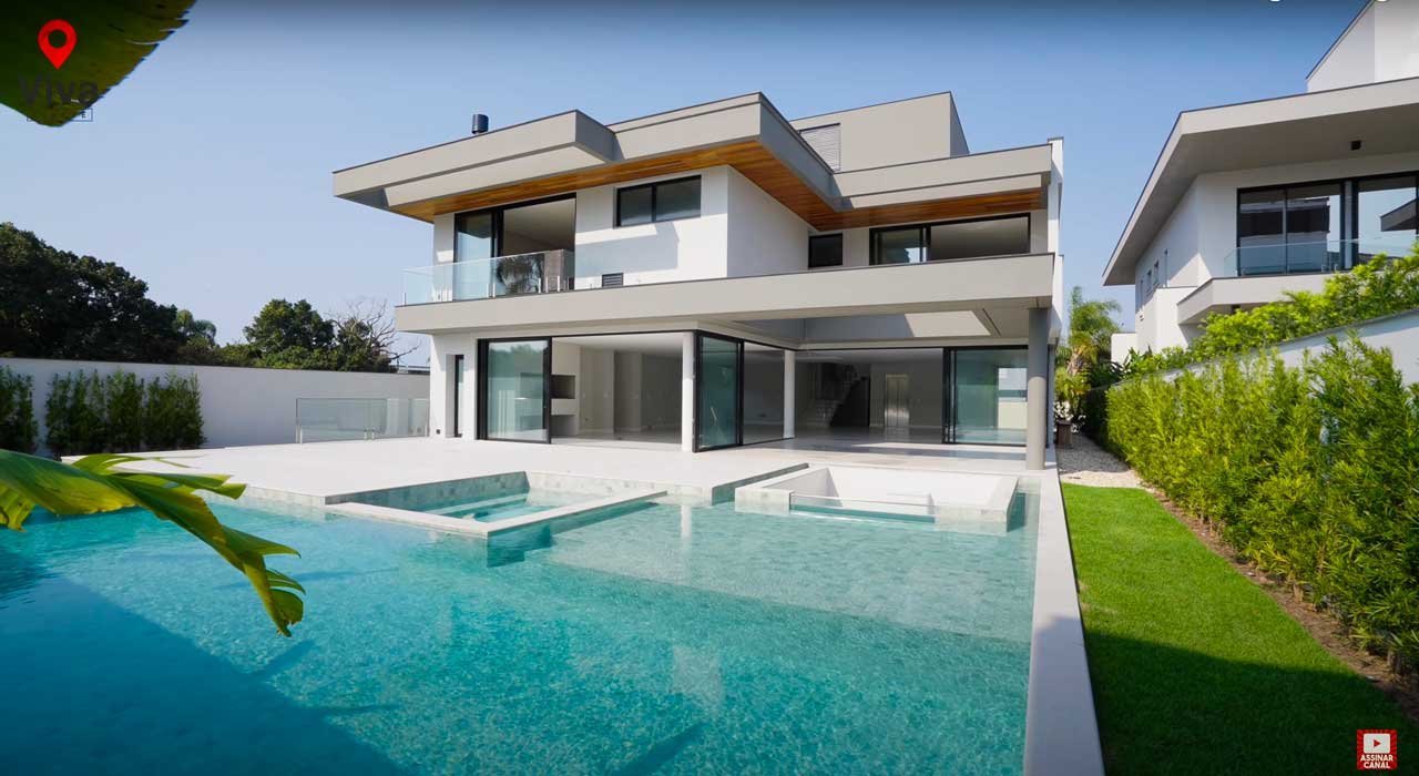 Área de lazer com piscina em casa de luxo em Florianópolis