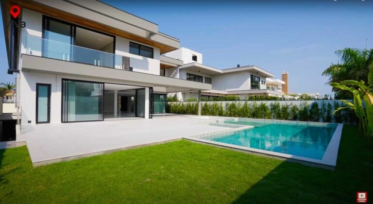 Área de lazer com piscina em casa de luxo em Florianópolis