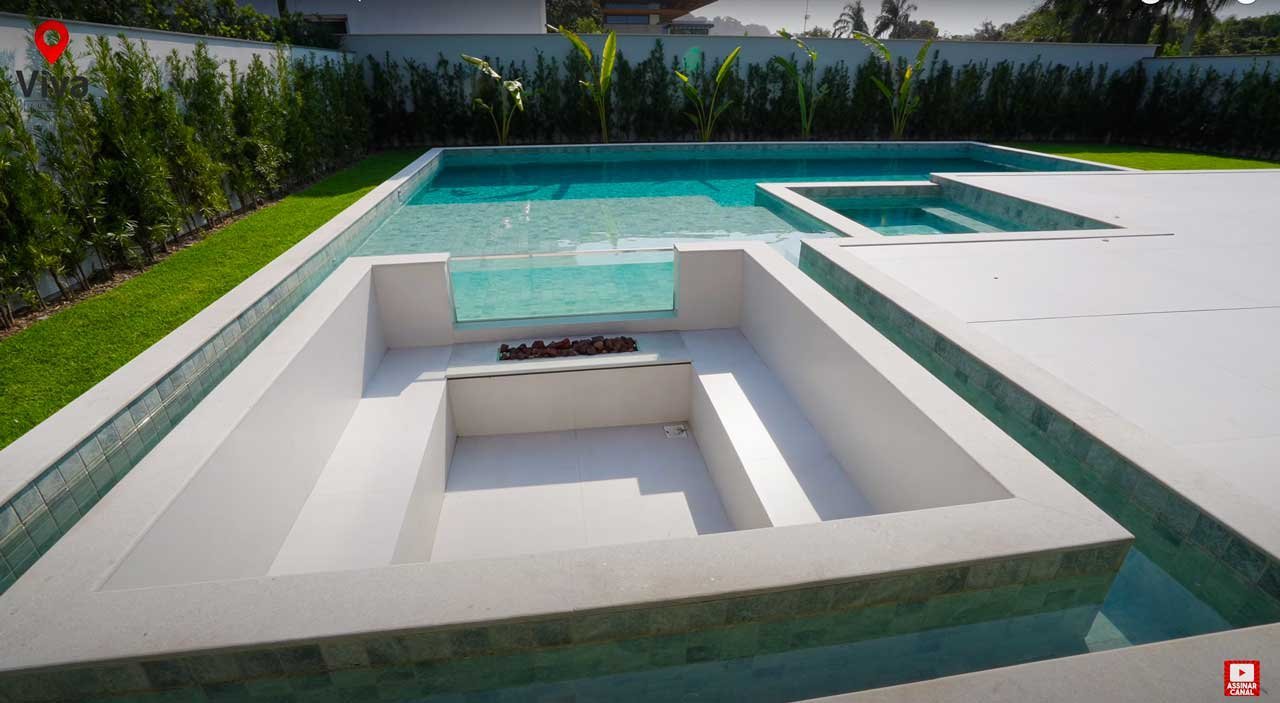 Área de lazer com piscina em casa de luxo em Florianópolis