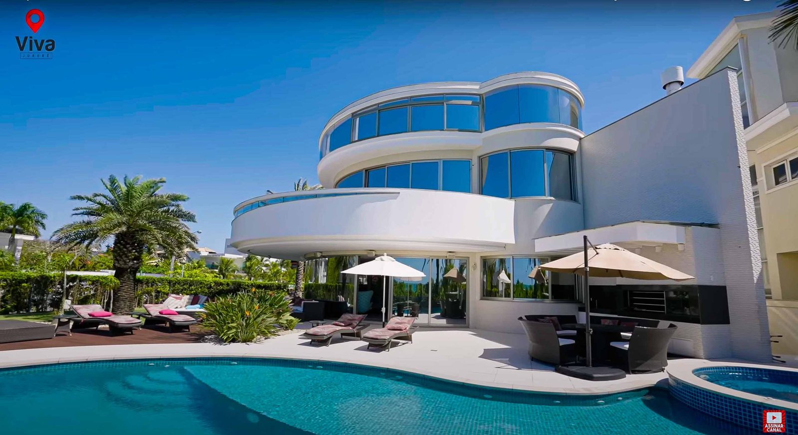Vista da piscina e área externa da mansão em Jurerê Internacional