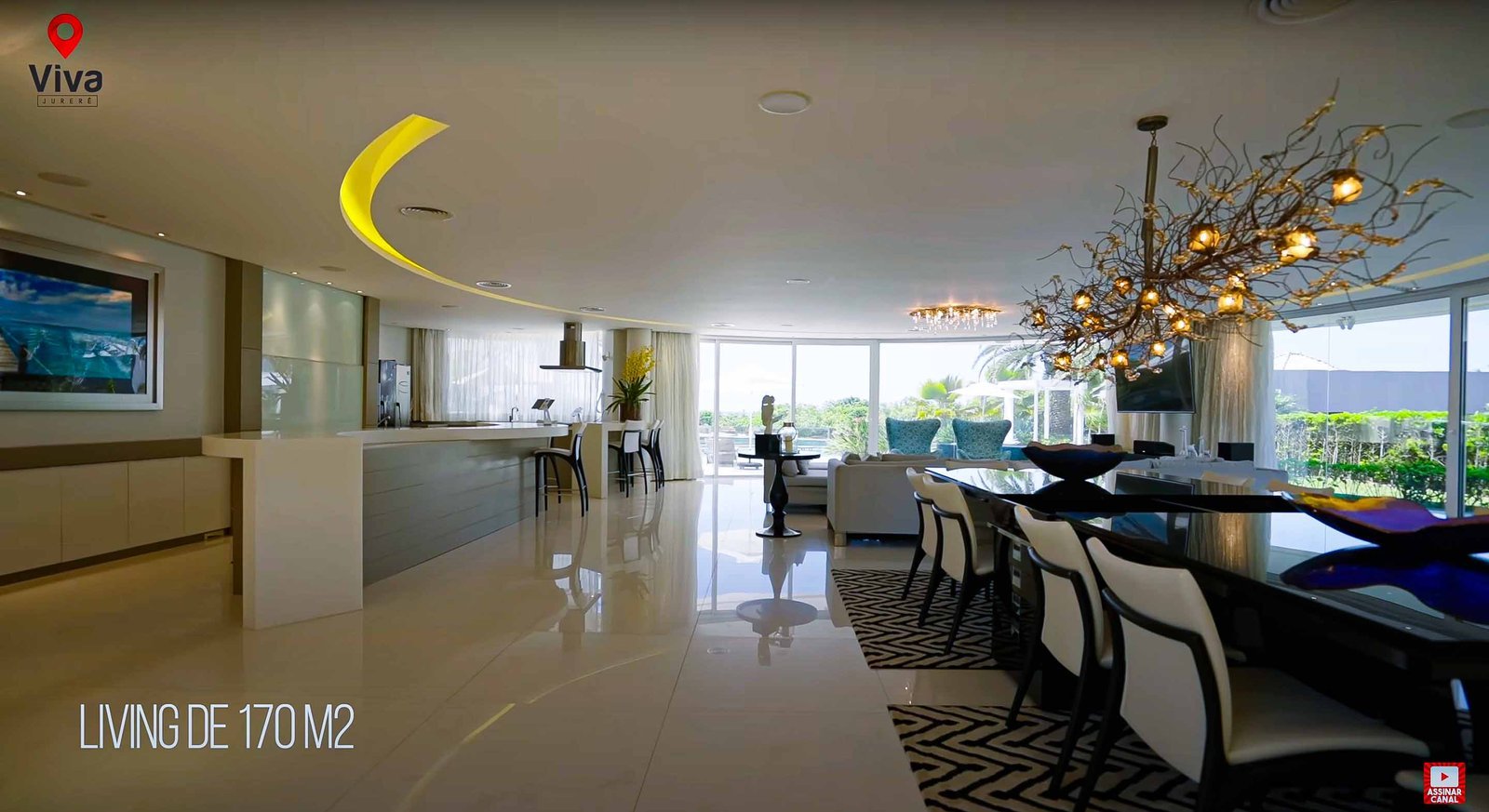Sala de estar e jantar da mansão em Jurerê Internacional