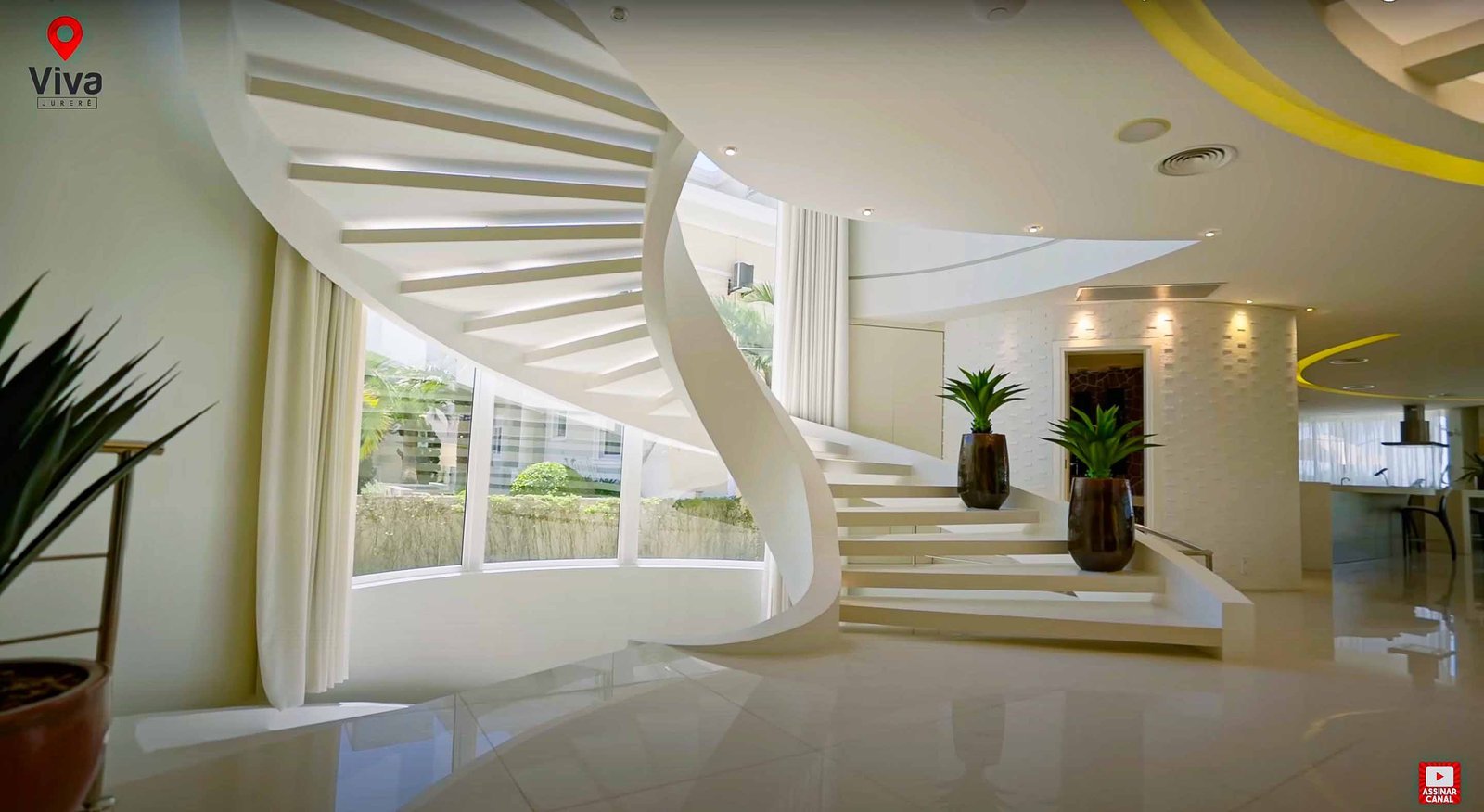 Vista da escada da mansão de Jurerê Internacional