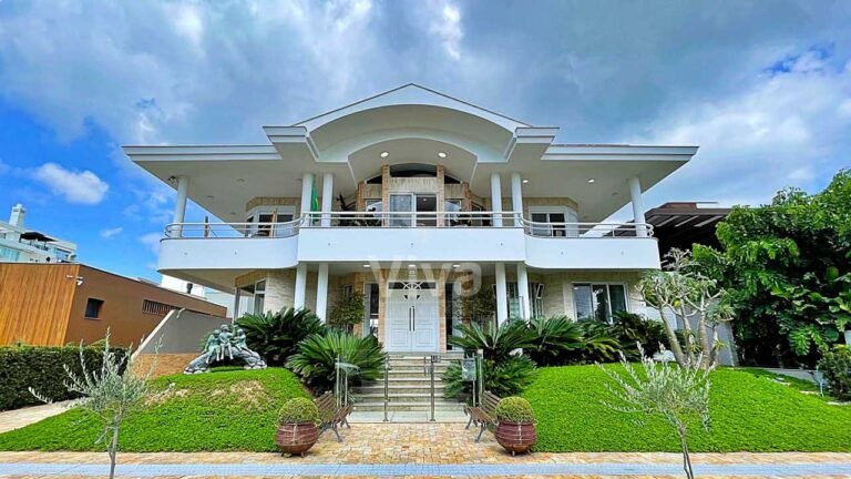 Fachada da mansão clássica em Jurerê Internacional, Florianópolis