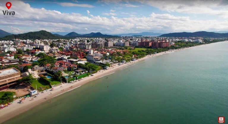 Vista aérea da praia de jurere e jurere internacional em florianopolis santa catarina