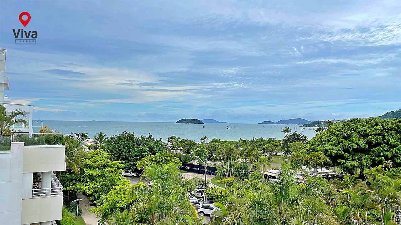 Piscina privativa na cobertura, espreguiçadeiras e vista panorâmica para o litoral de Jurerê Internacional.