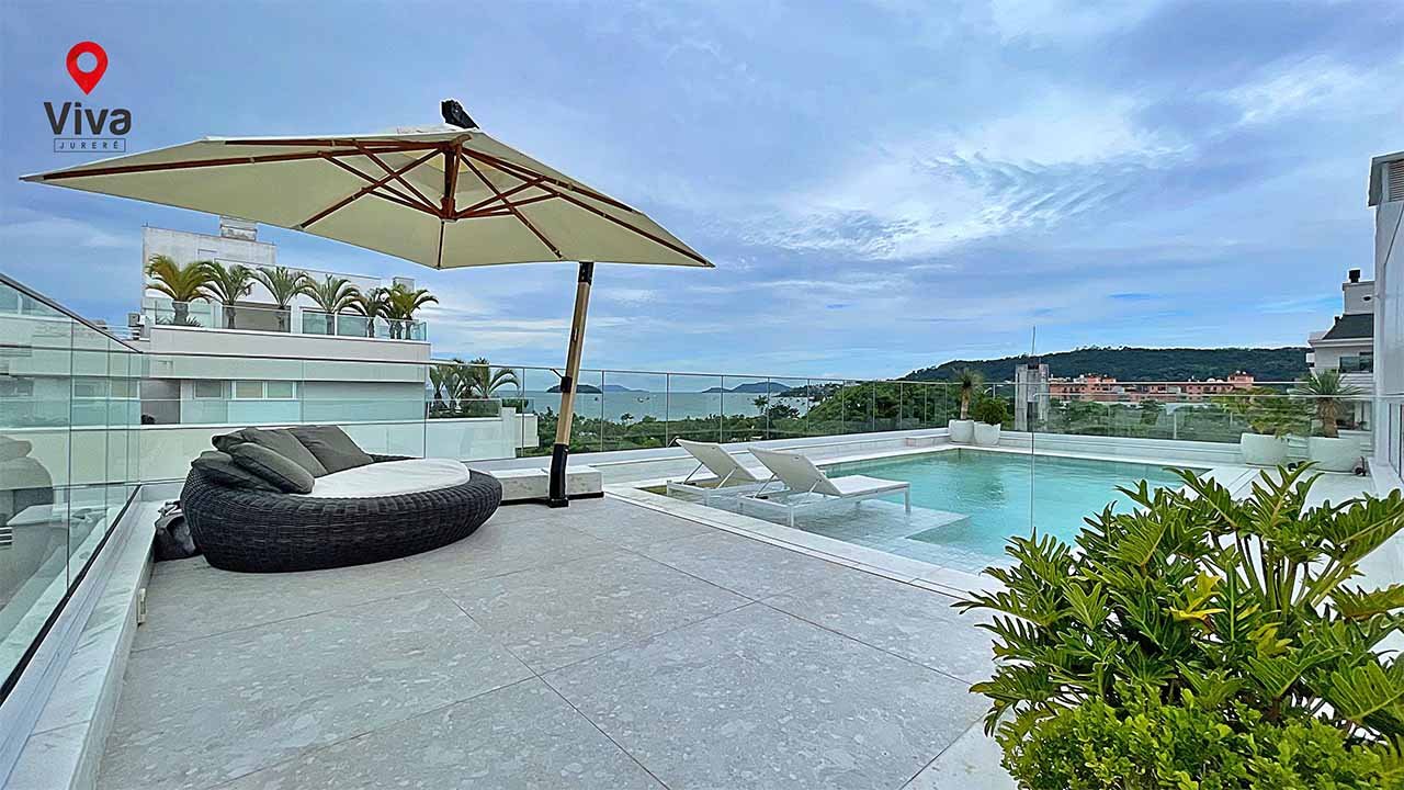 Piscina privativa na cobertura, espreguiçadeiras e vista panorâmica para o litoral de Jurerê Internacional.