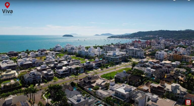 Vista aérea da praia de jurere e jurere internacional em florianopolis santa catarina