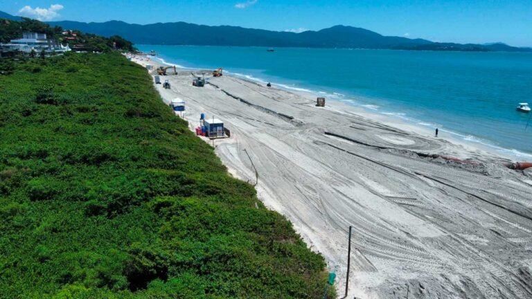 Processo de alargamento na Praia de Jurerê, Florianópolis. Vista aérea do início das obras de alargamento.