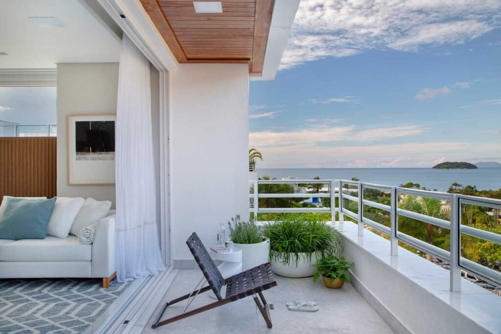 Vista panorâmica da cobertura de luxo em Jurerê Internacional, destacando sua arquitetura moderna e localização privilegiada perto da praia.