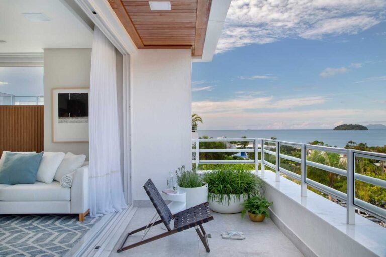 Vista panorâmica da cobertura de luxo em Jurerê Internacional, destacando sua arquitetura moderna e localização privilegiada perto da praia.