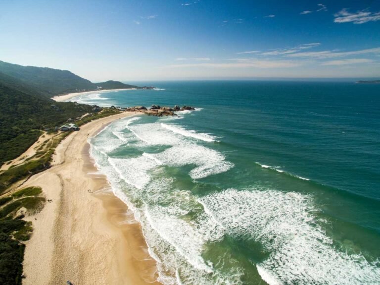 vista-aerea-da-praia-mole-praia-mole-em-florianopolis-santa-catarina-brasil