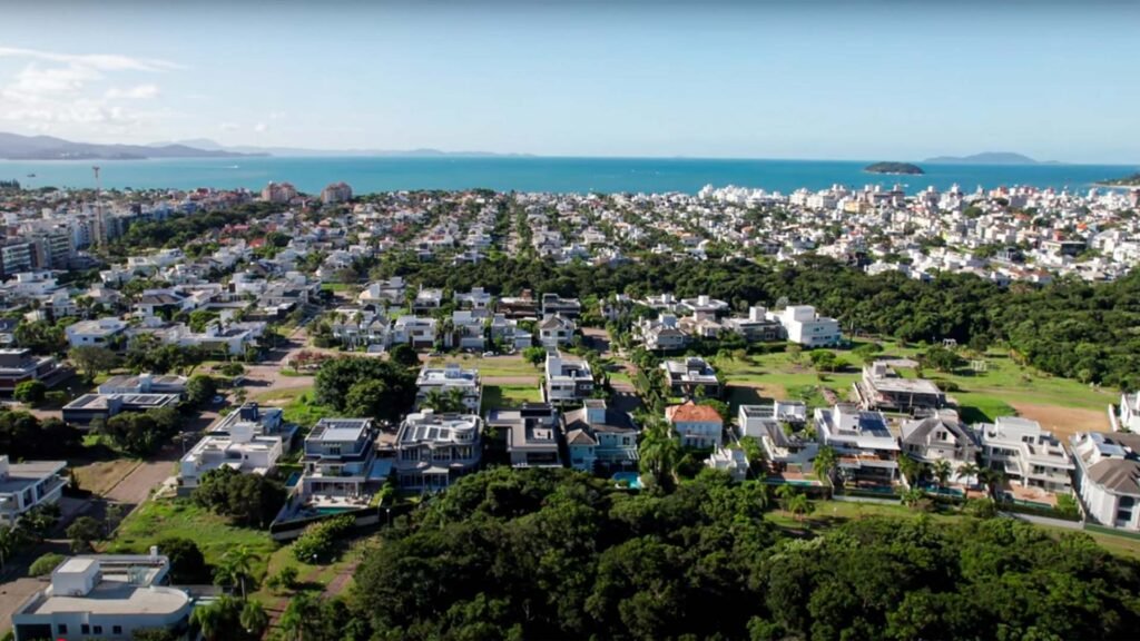 vista-aerea-da-raia-de-jurere-e-jurere-internacional-florianopolis